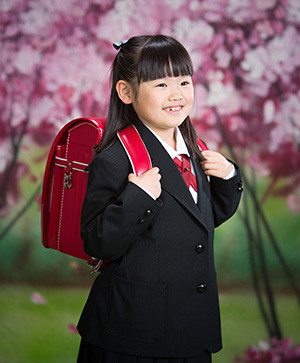 桜の下の小学生の女の子