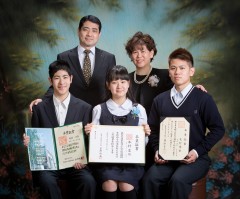 子供達３人が全員各学校を卒業し、卒業証書を持っての撮影